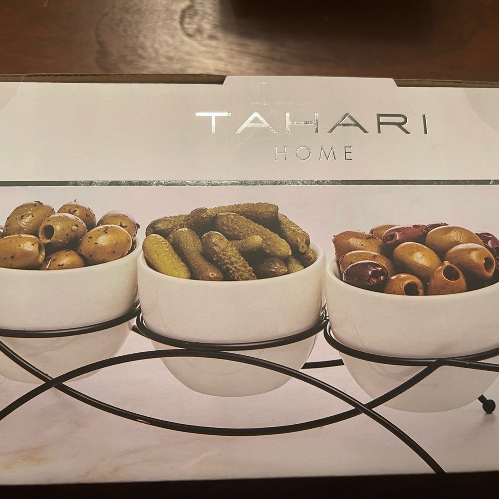 TAHARI 4PC Serving Set